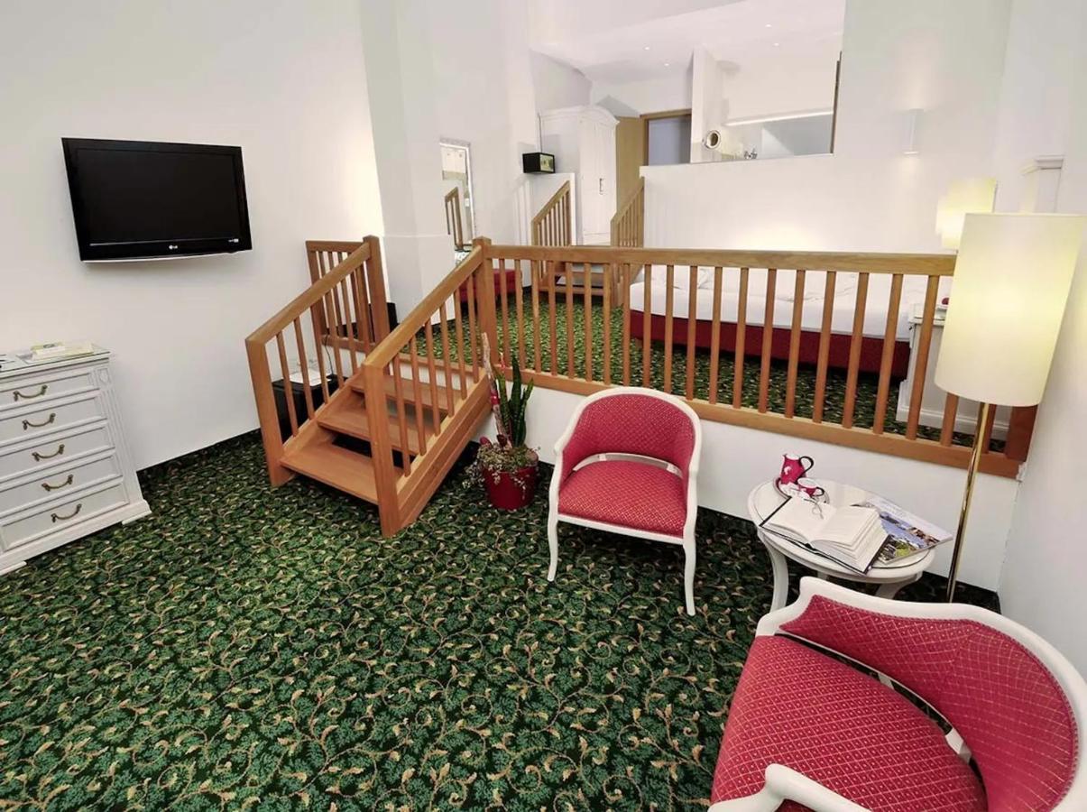 Gartenhotel & Weingut Pfeffel Dürnstein Esterno foto