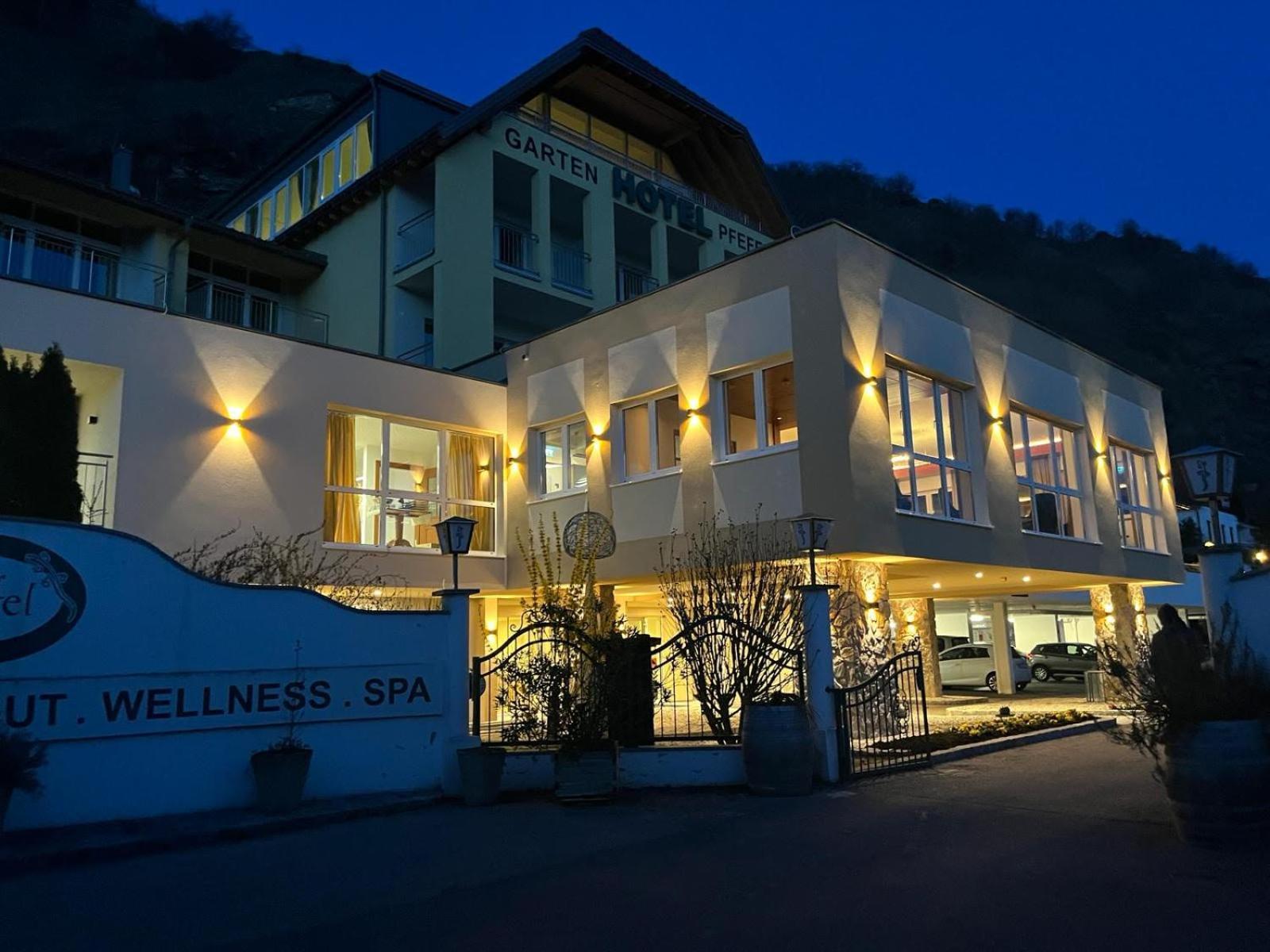 Gartenhotel & Weingut Pfeffel Dürnstein Esterno foto