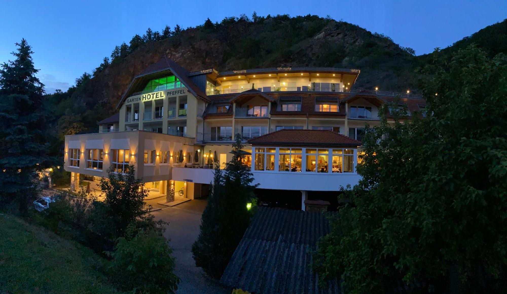 Gartenhotel & Weingut Pfeffel Dürnstein Esterno foto