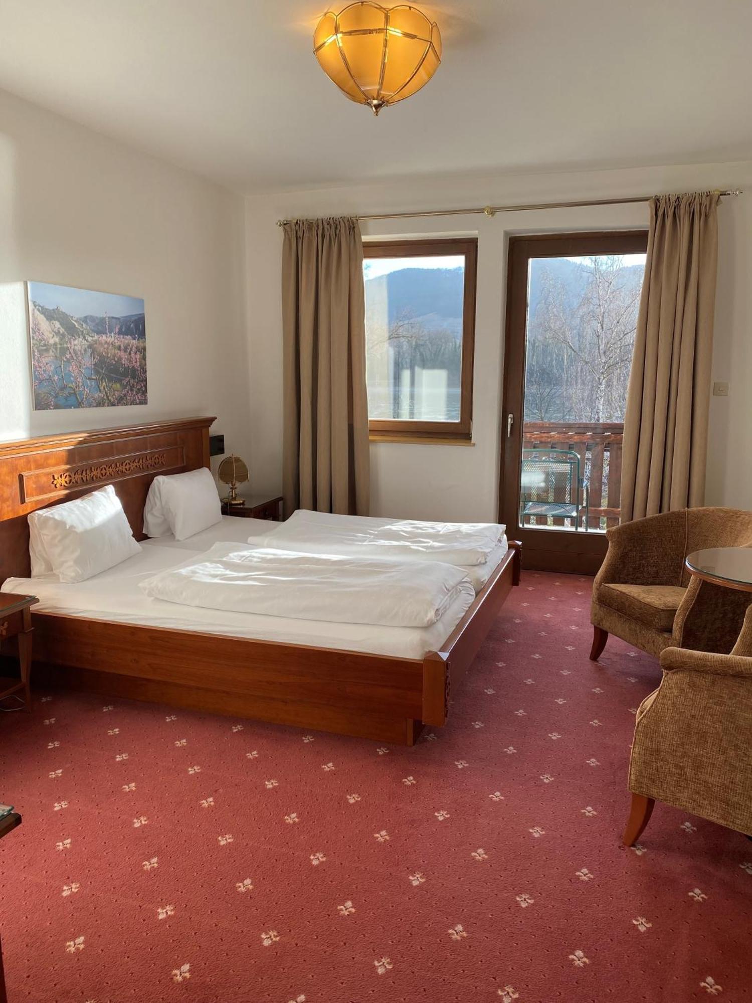 Gartenhotel & Weingut Pfeffel Dürnstein Esterno foto