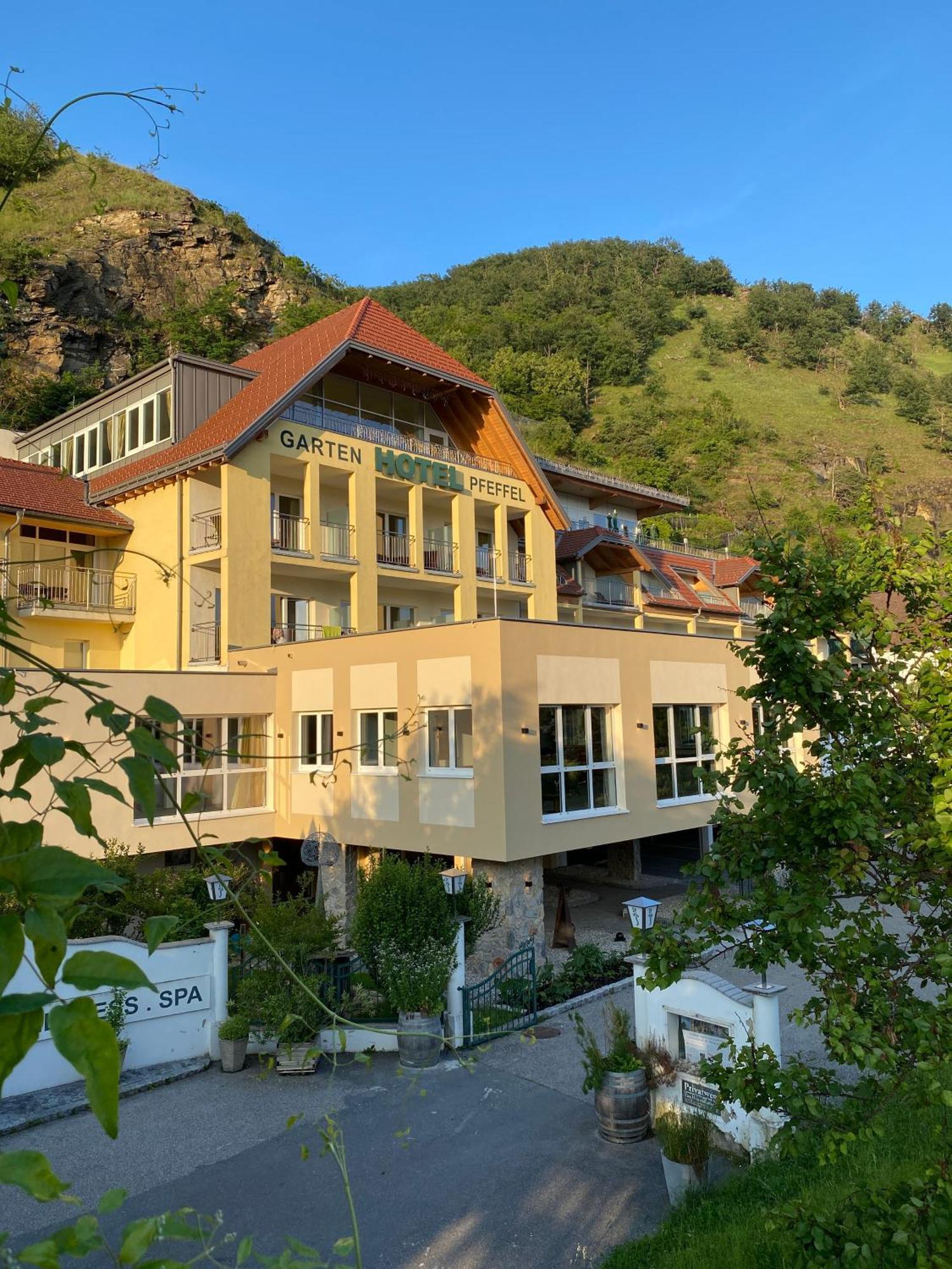 Gartenhotel & Weingut Pfeffel Dürnstein Esterno foto
