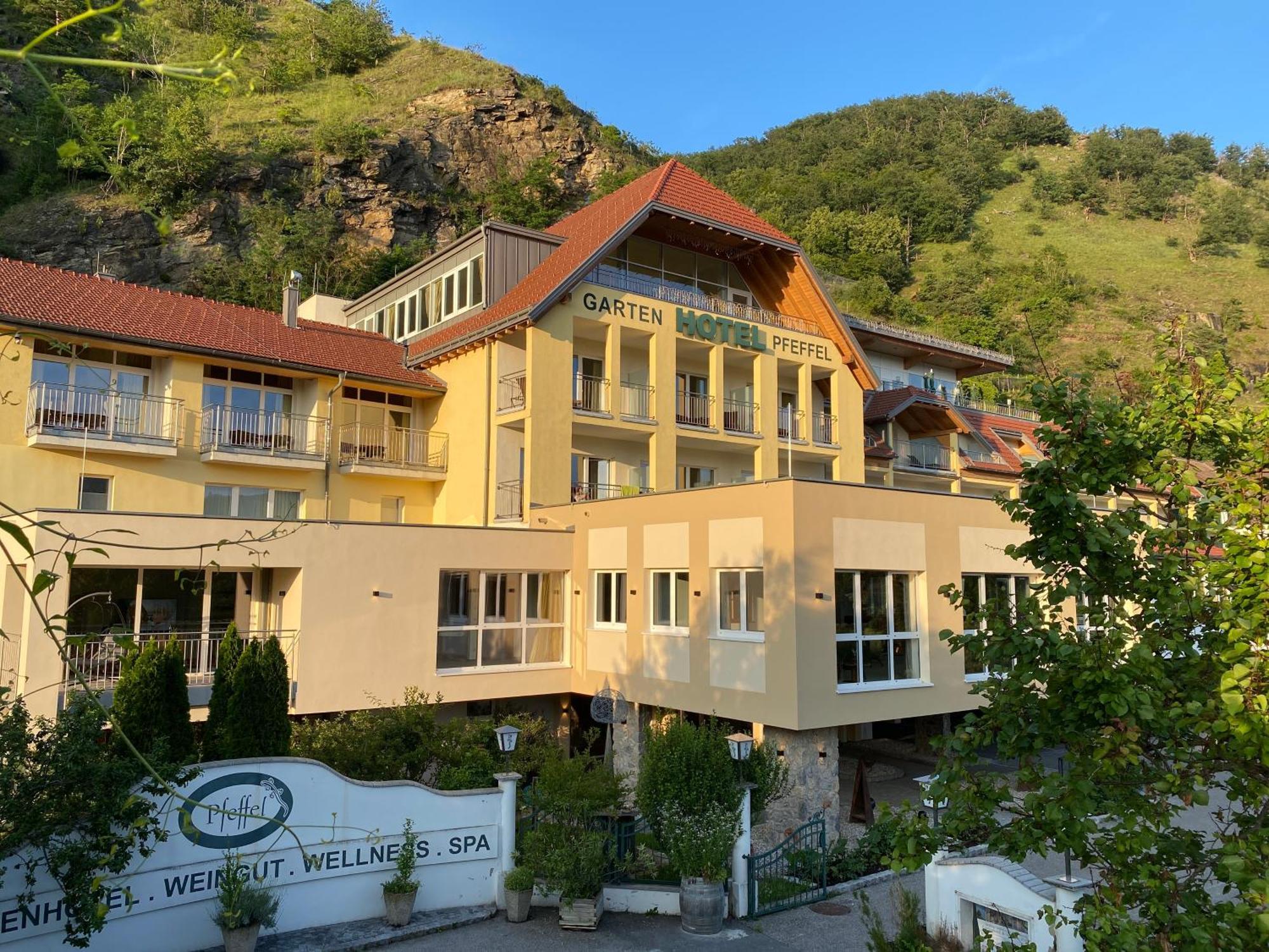 Gartenhotel & Weingut Pfeffel Dürnstein Esterno foto