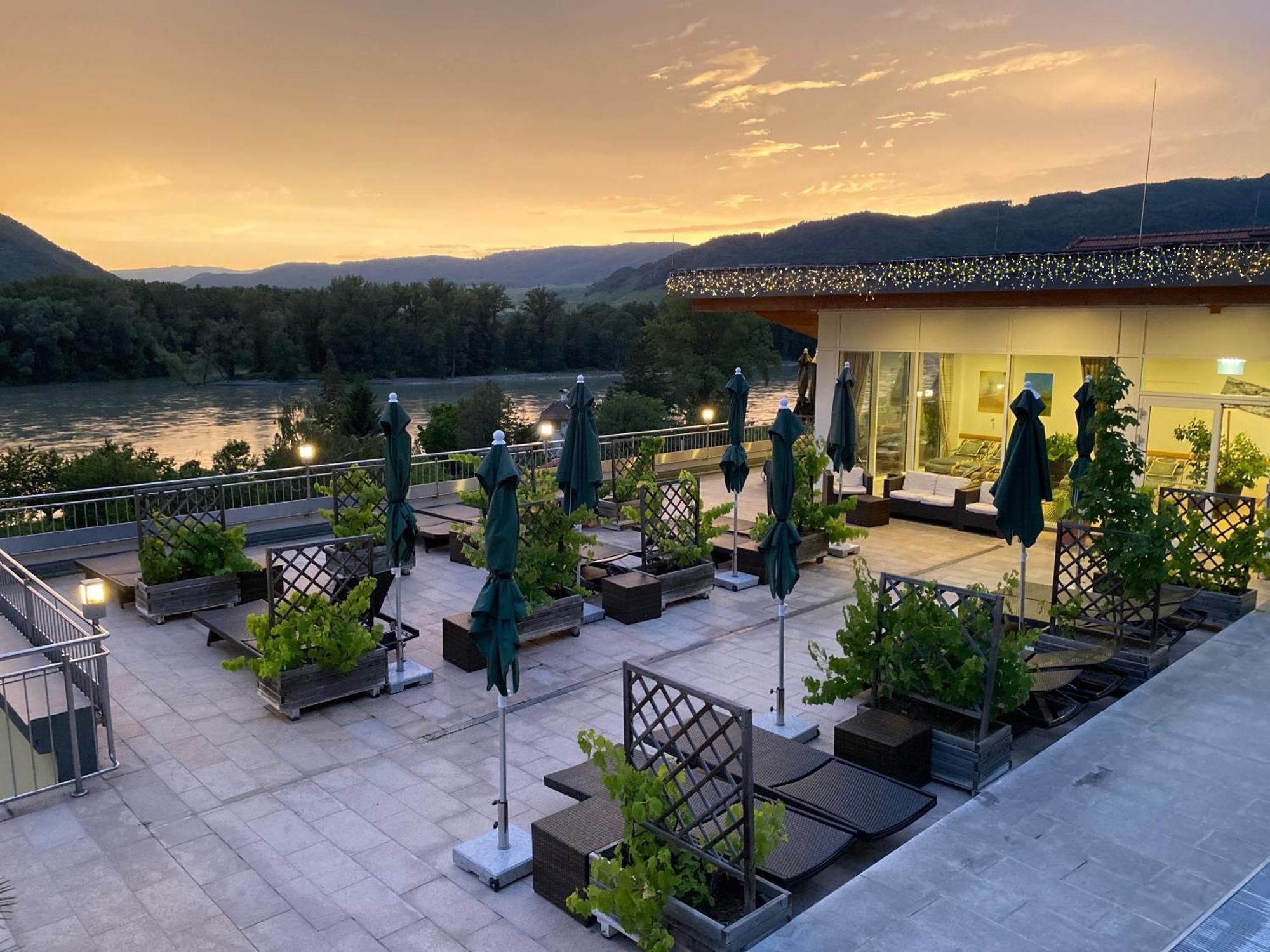 Gartenhotel & Weingut Pfeffel Dürnstein Esterno foto